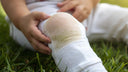 Taches d’herbe sur les vêtements : 5 astuces naturelles qui marchent vraiment