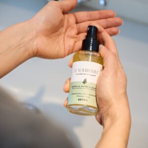 Bi-phase nourrissant dans la main Bi-phase nourrissant dans la main