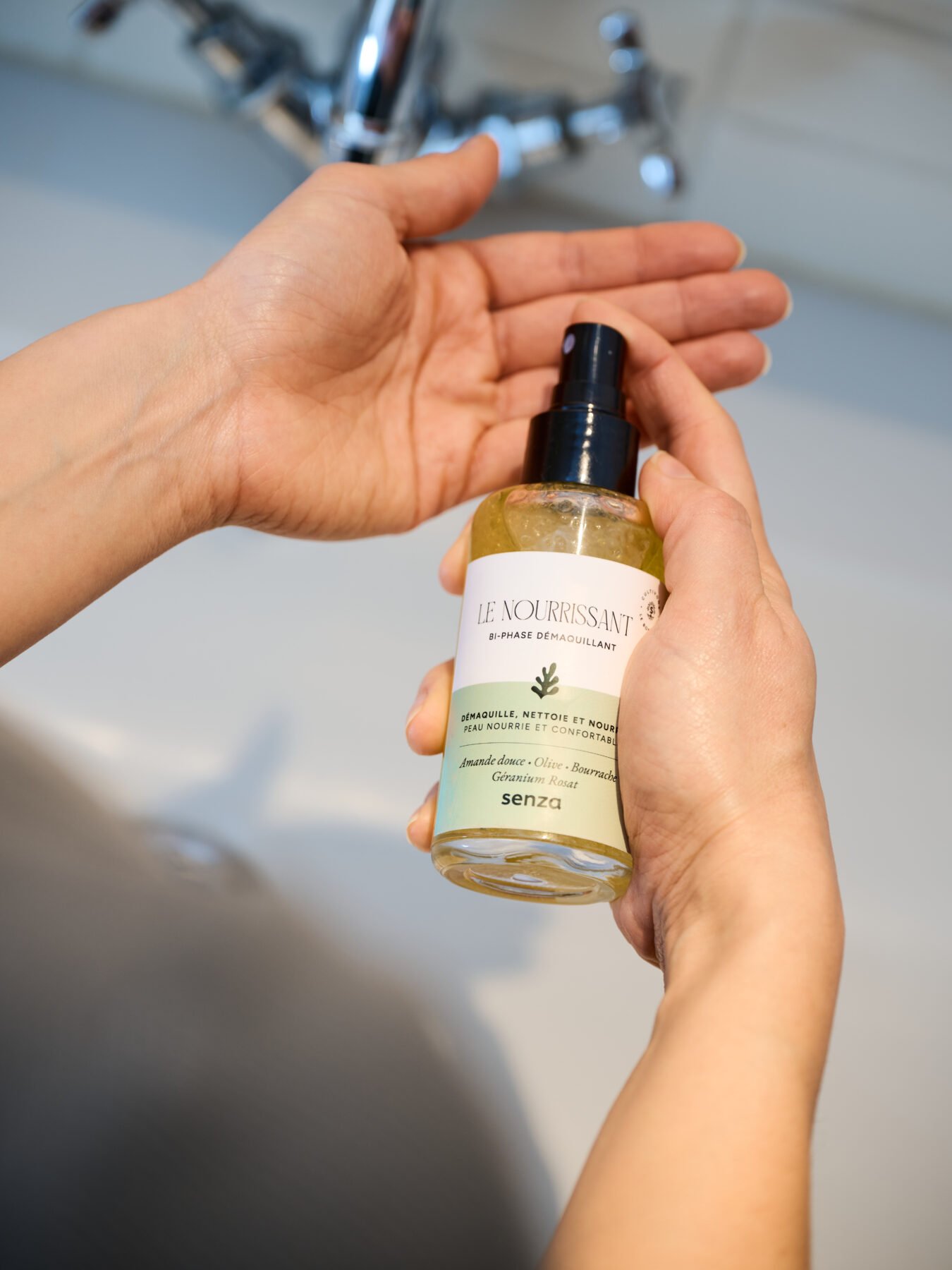 Bi-phase nourrissant dans la main Bi-phase nourrissant dans la main