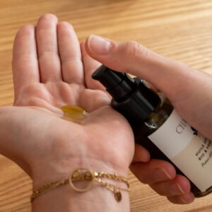 Huile de chanvre dans la main Huile de chanvre dans la main