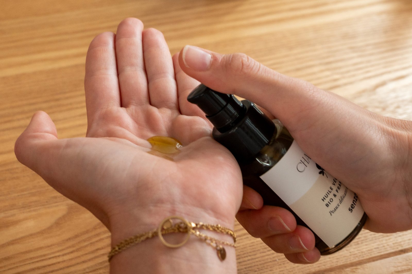 Huile de chanvre dans la main Huile de chanvre dans la main