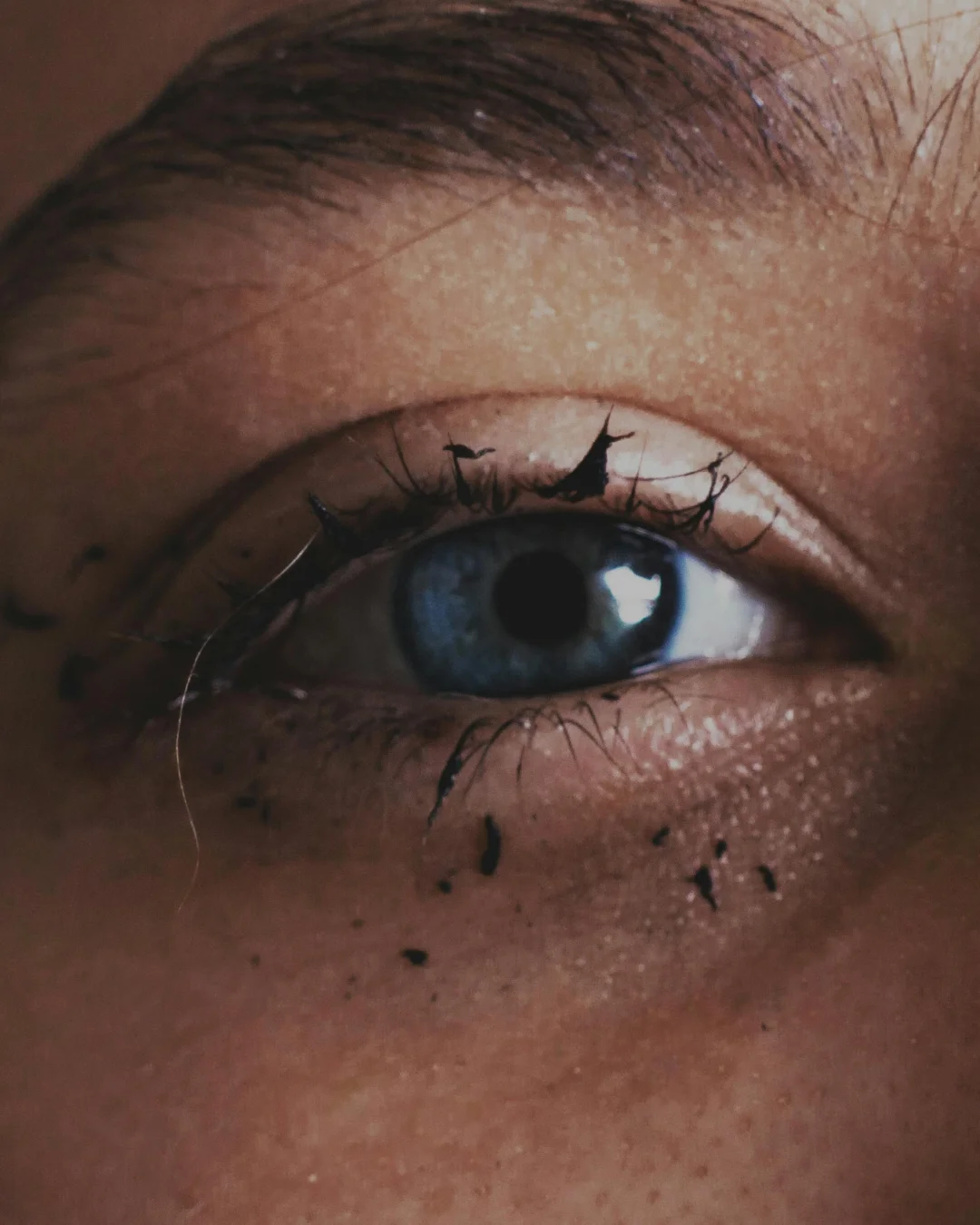 Routine avec un démaquillant biphasé pour enlever le mascara waterproof en douceur