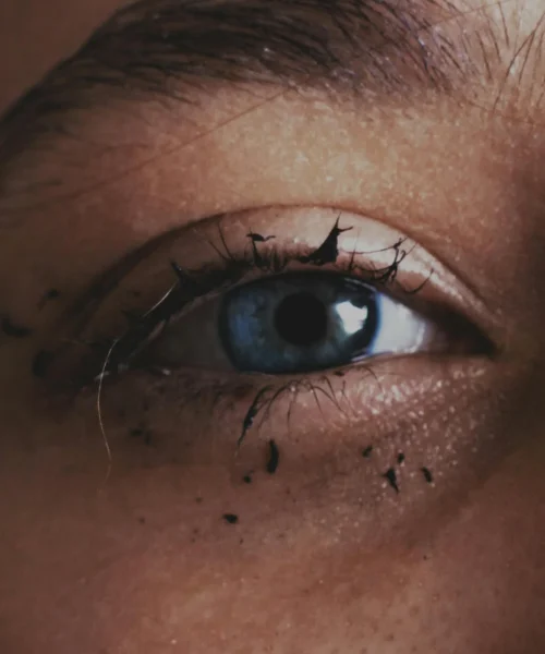 Routine avec un démaquillant biphasé pour enlever le mascara waterproof en douceur